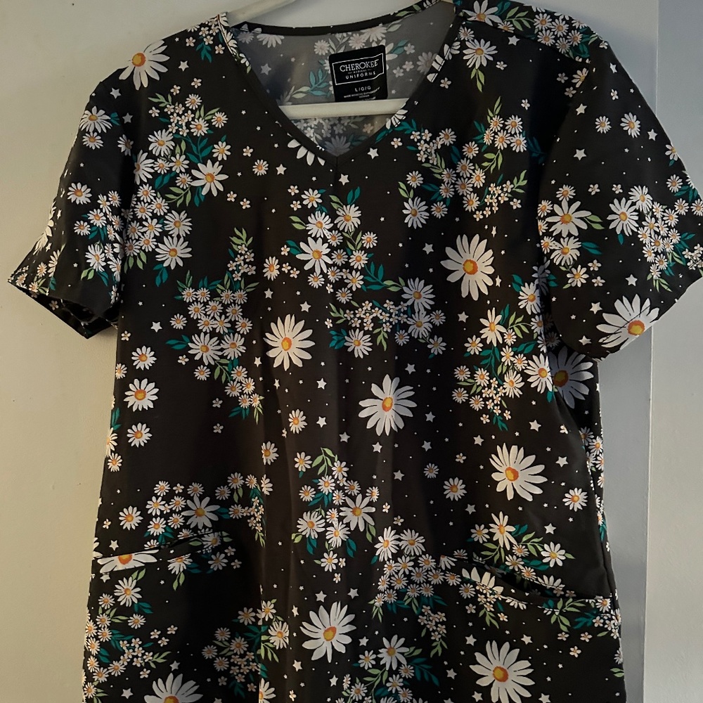 Cherokee Daisy scrub top, size Large
